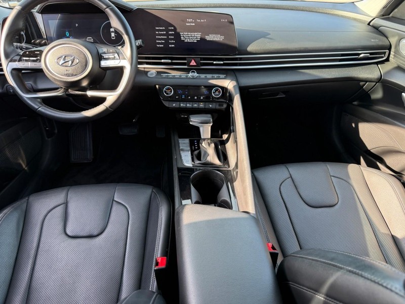 Hyundai Elantra Vehicle Image 15