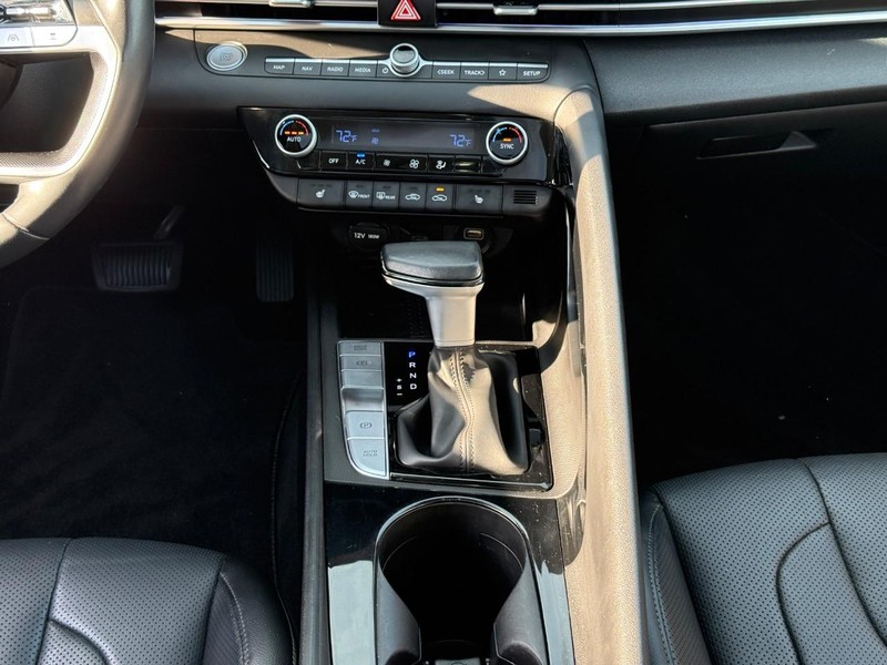 Hyundai Elantra Vehicle Image 19