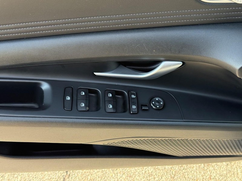 Hyundai Elantra Vehicle Image 20
