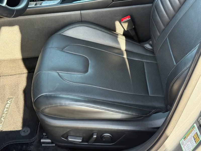 Hyundai Elantra Vehicle Image 21