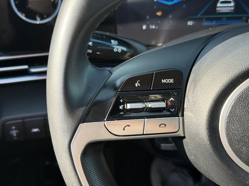 Hyundai Elantra Vehicle Image 23