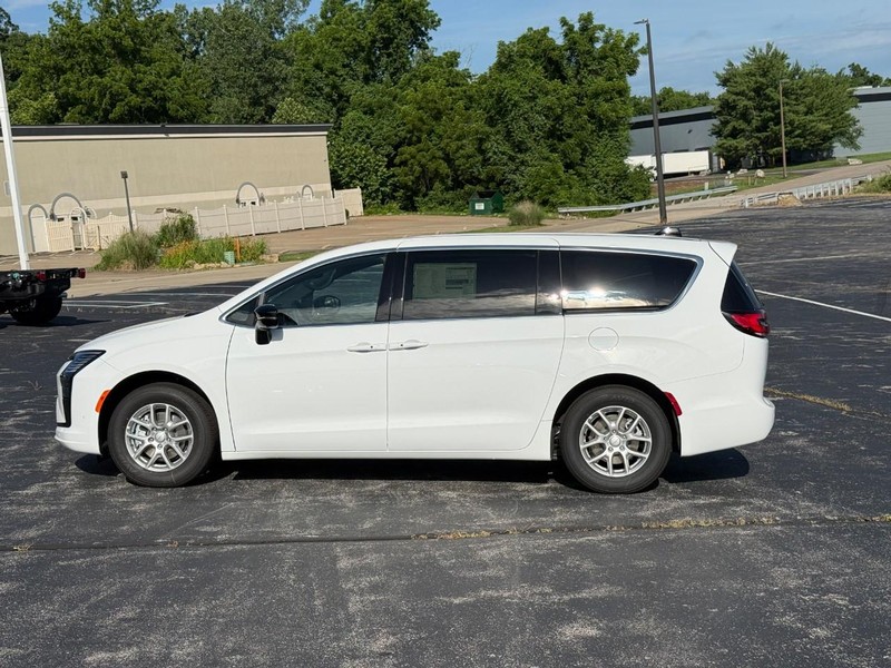 Chrysler Pacifica Vehicle Full-screen Gallery Image 2