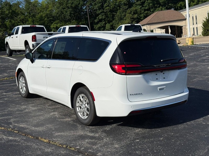 Chrysler Pacifica Vehicle Full-screen Gallery Image 3