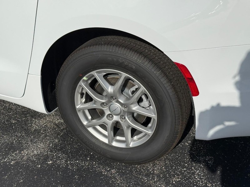 Chrysler Pacifica Vehicle Full-screen Gallery Image 4
