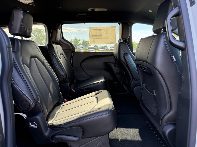 Chrysler Pacifica Vehicle Full-screen Gallery Image 5