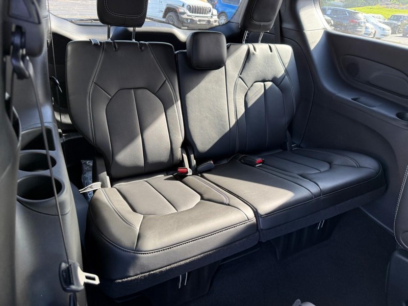 Chrysler Pacifica Vehicle Full-screen Gallery Image 6