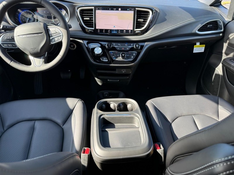 Chrysler Pacifica Vehicle Full-screen Gallery Image 7