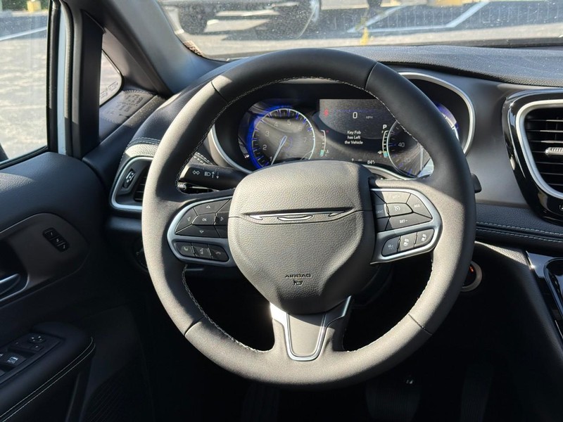Chrysler Pacifica Vehicle Full-screen Gallery Image 8