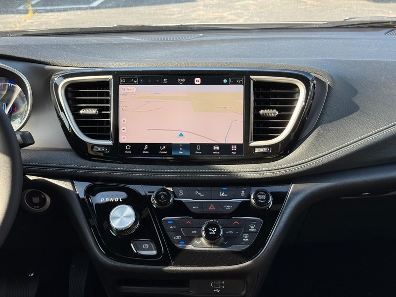 Chrysler Pacifica Vehicle Full-screen Gallery Image 9