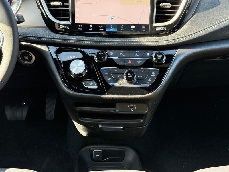 Chrysler Pacifica Vehicle Full-screen Gallery Image 10