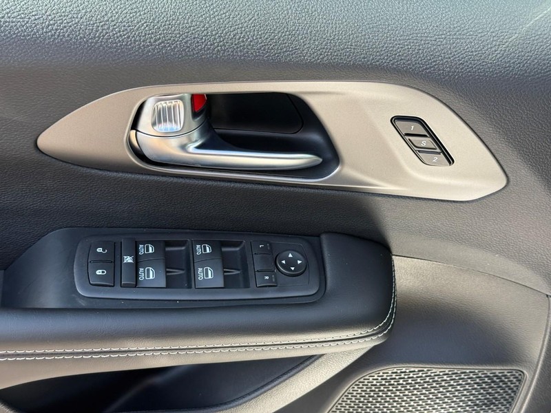 Chrysler Pacifica Vehicle Full-screen Gallery Image 11