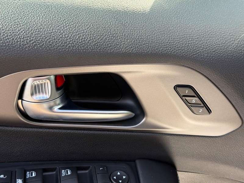 Chrysler Pacifica Vehicle Full-screen Gallery Image 12