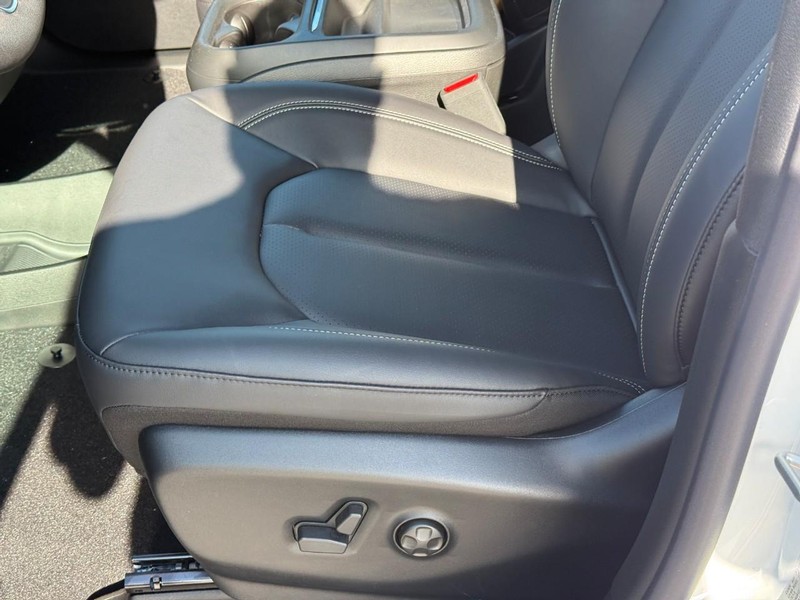 Chrysler Pacifica Vehicle Full-screen Gallery Image 13