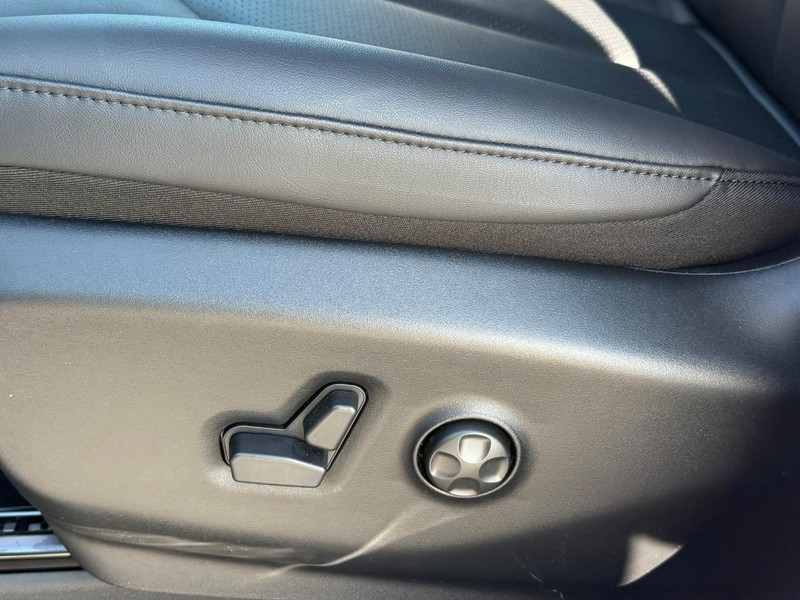 Chrysler Pacifica Vehicle Full-screen Gallery Image 14
