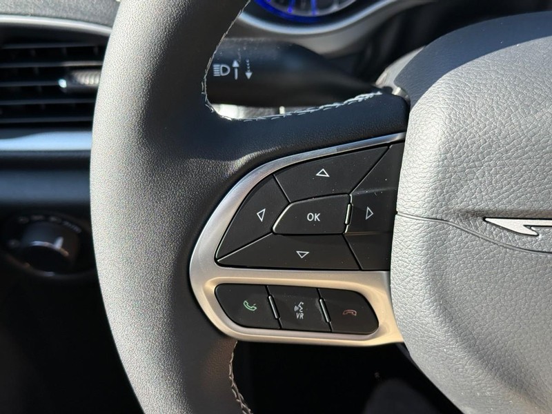 Chrysler Pacifica Vehicle Full-screen Gallery Image 15