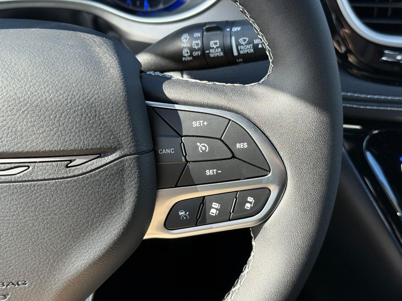 Chrysler Pacifica Vehicle Full-screen Gallery Image 16
