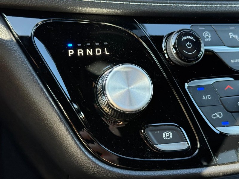 Chrysler Pacifica Vehicle Full-screen Gallery Image 17