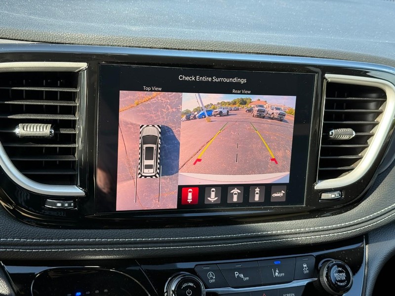 Chrysler Pacifica Vehicle Full-screen Gallery Image 18