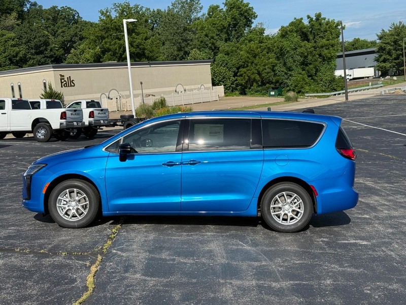 Chrysler Pacifica Vehicle Full-screen Gallery Image 2