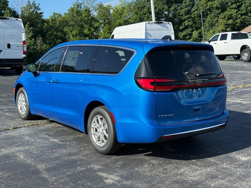 Chrysler Pacifica Vehicle Full-screen Gallery Image 3