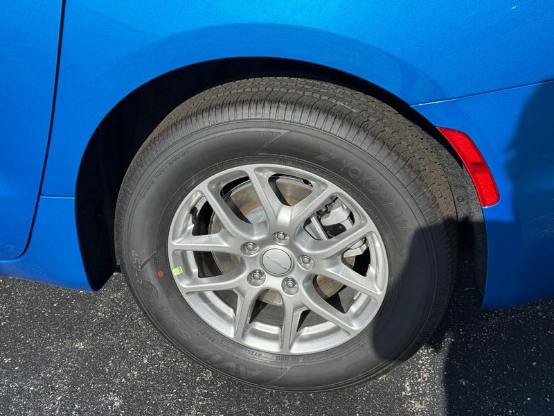 Chrysler Pacifica Vehicle Full-screen Gallery Image 4