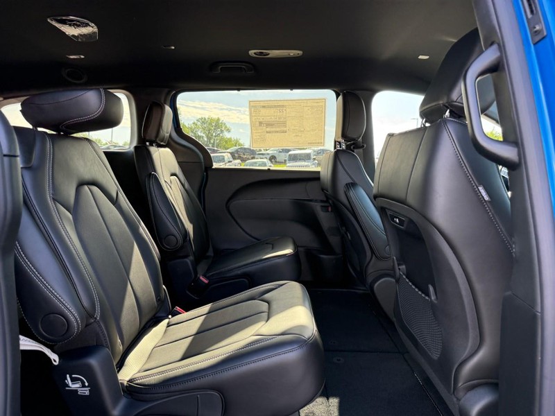 Chrysler Pacifica Vehicle Full-screen Gallery Image 5