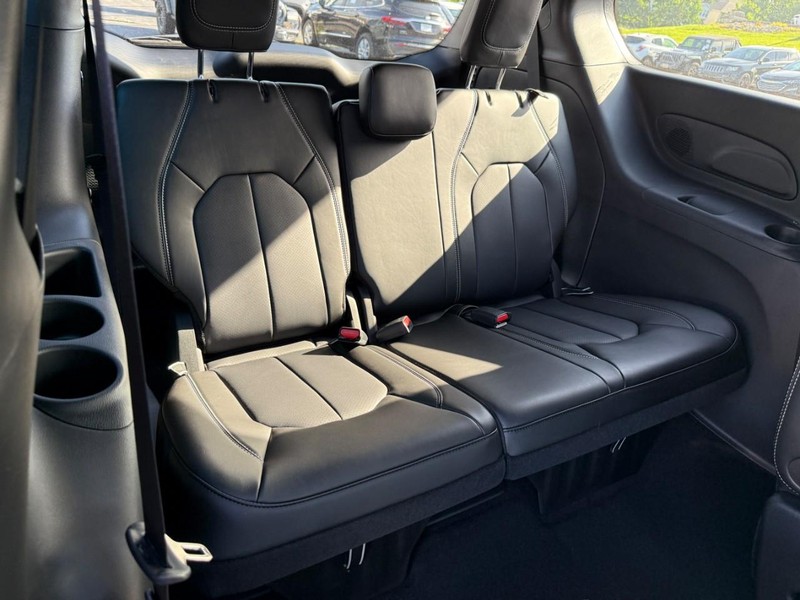 Chrysler Pacifica Vehicle Full-screen Gallery Image 6