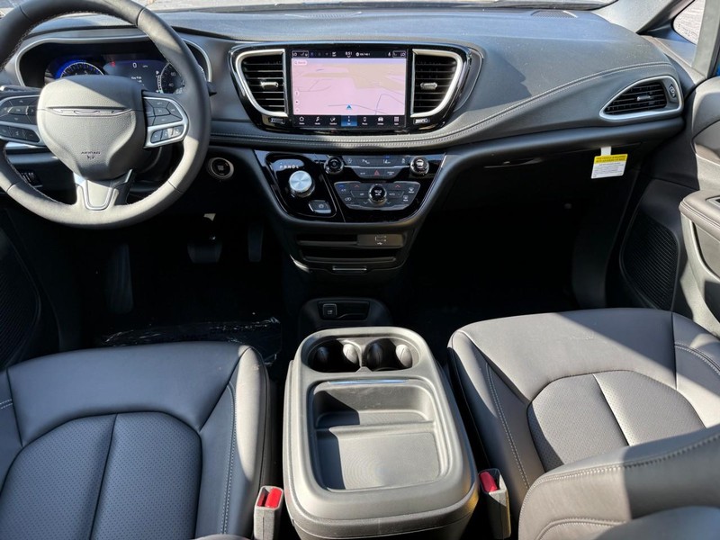 Chrysler Pacifica Vehicle Full-screen Gallery Image 7