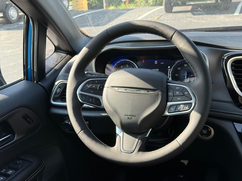 Chrysler Pacifica Vehicle Full-screen Gallery Image 8