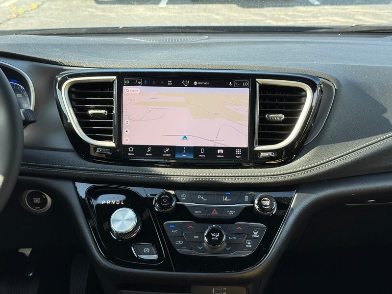 Chrysler Pacifica Vehicle Full-screen Gallery Image 9