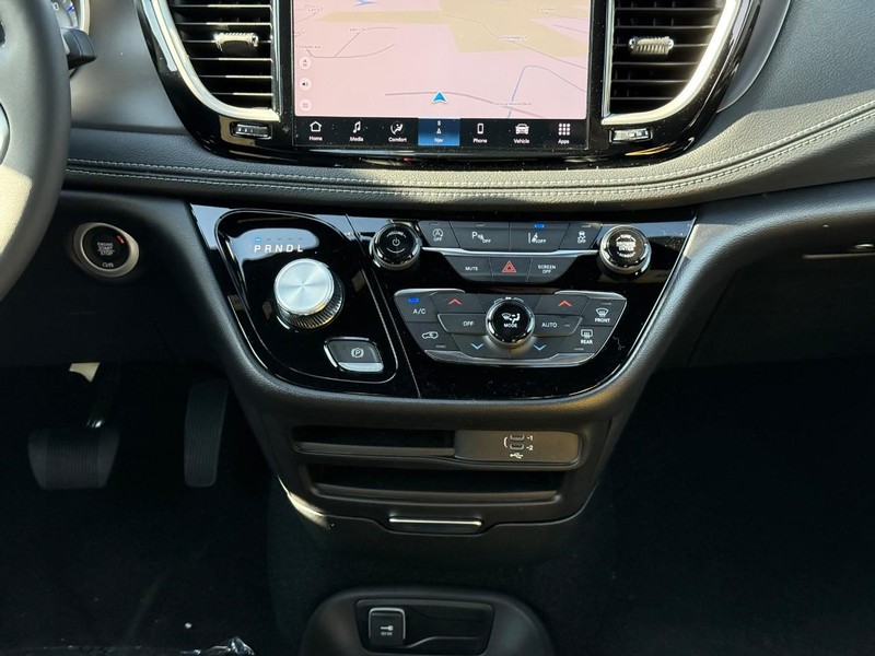 Chrysler Pacifica Vehicle Full-screen Gallery Image 10