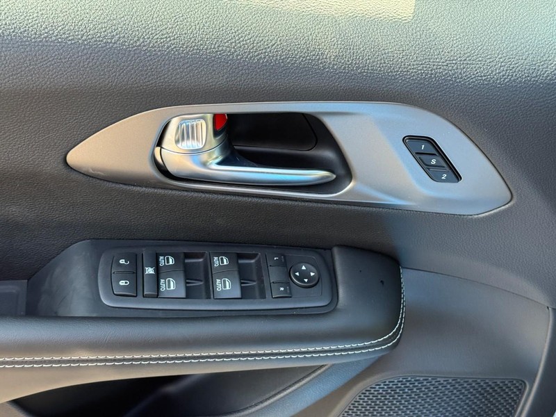 Chrysler Pacifica Vehicle Full-screen Gallery Image 11