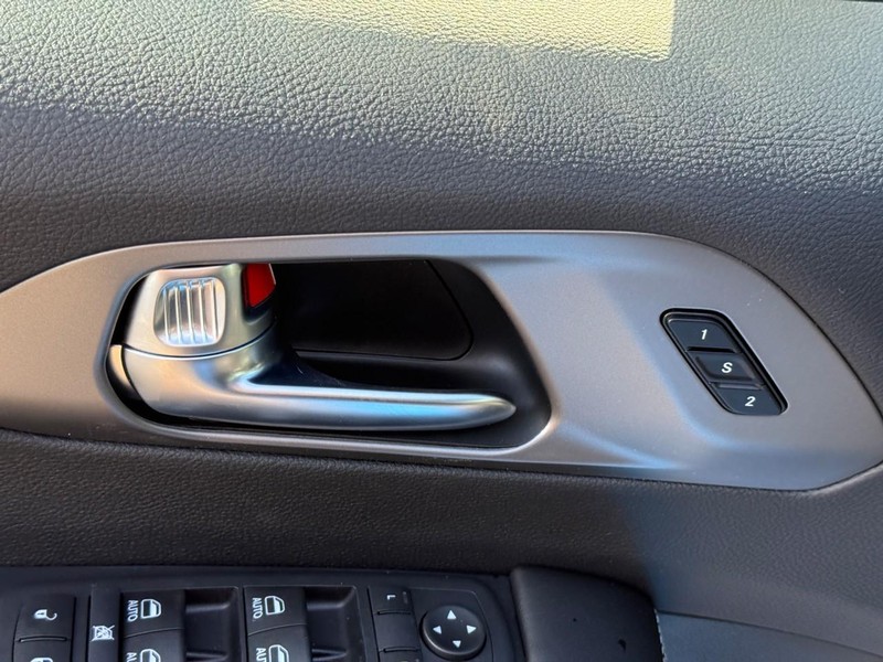 Chrysler Pacifica Vehicle Full-screen Gallery Image 12