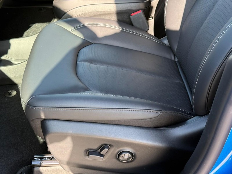 Chrysler Pacifica Vehicle Full-screen Gallery Image 13