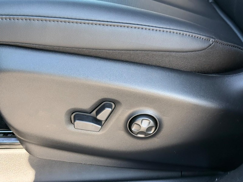 Chrysler Pacifica Vehicle Full-screen Gallery Image 14