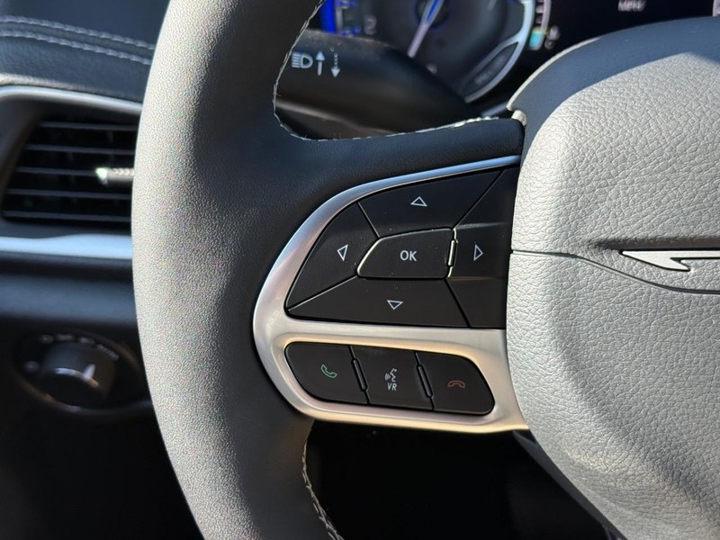 Chrysler Pacifica Vehicle Full-screen Gallery Image 15