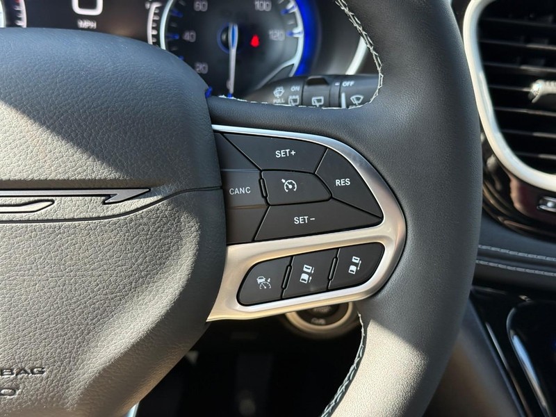 Chrysler Pacifica Vehicle Full-screen Gallery Image 16