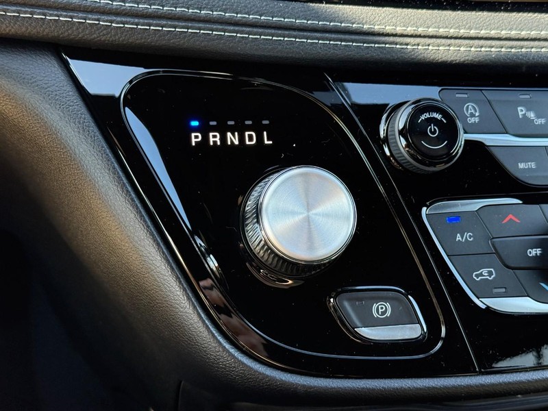 Chrysler Pacifica Vehicle Full-screen Gallery Image 17