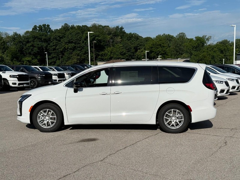 Chrysler Pacifica Vehicle Full-screen Gallery Image 2
