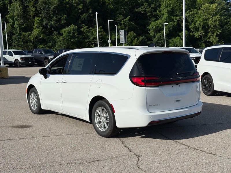 Chrysler Pacifica Vehicle Full-screen Gallery Image 3