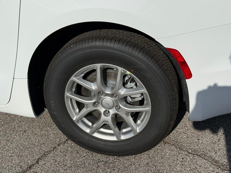 Chrysler Pacifica Vehicle Full-screen Gallery Image 4