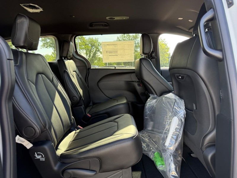 Chrysler Pacifica Vehicle Full-screen Gallery Image 5