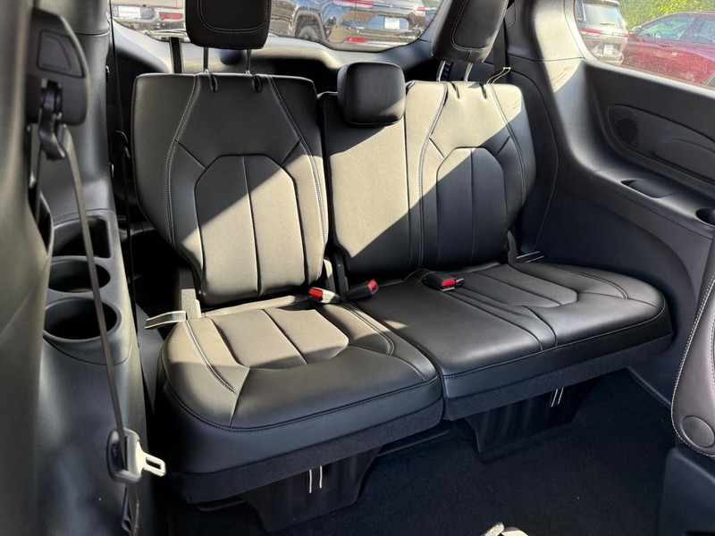 Chrysler Pacifica Vehicle Full-screen Gallery Image 6