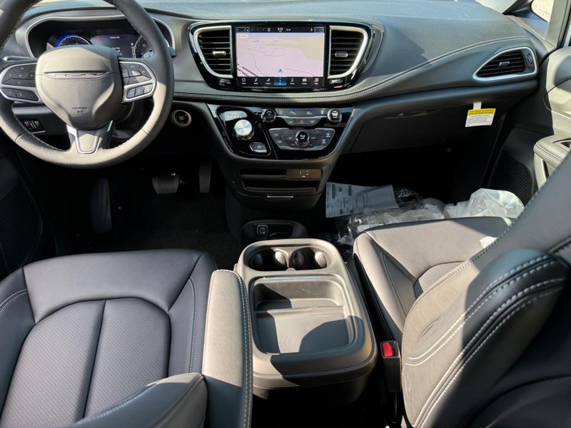 Chrysler Pacifica Vehicle Full-screen Gallery Image 7