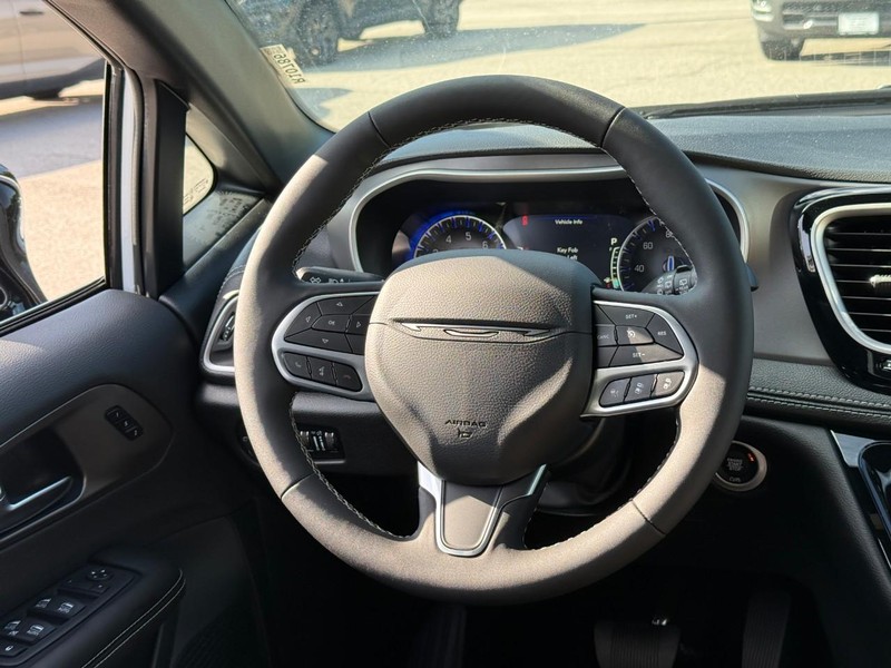Chrysler Pacifica Vehicle Full-screen Gallery Image 8