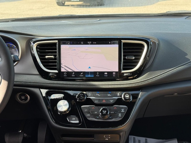 Chrysler Pacifica Vehicle Full-screen Gallery Image 9