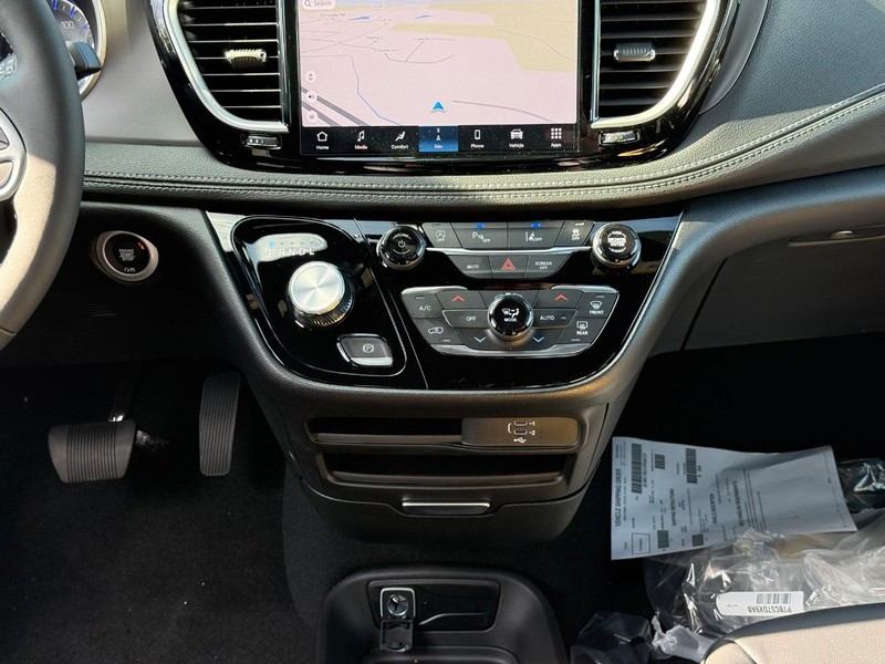 Chrysler Pacifica Vehicle Full-screen Gallery Image 10