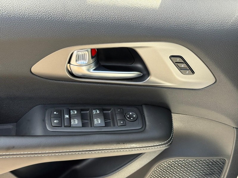 Chrysler Pacifica Vehicle Full-screen Gallery Image 11