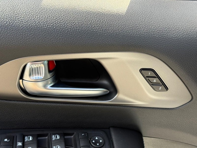 Chrysler Pacifica Vehicle Full-screen Gallery Image 12