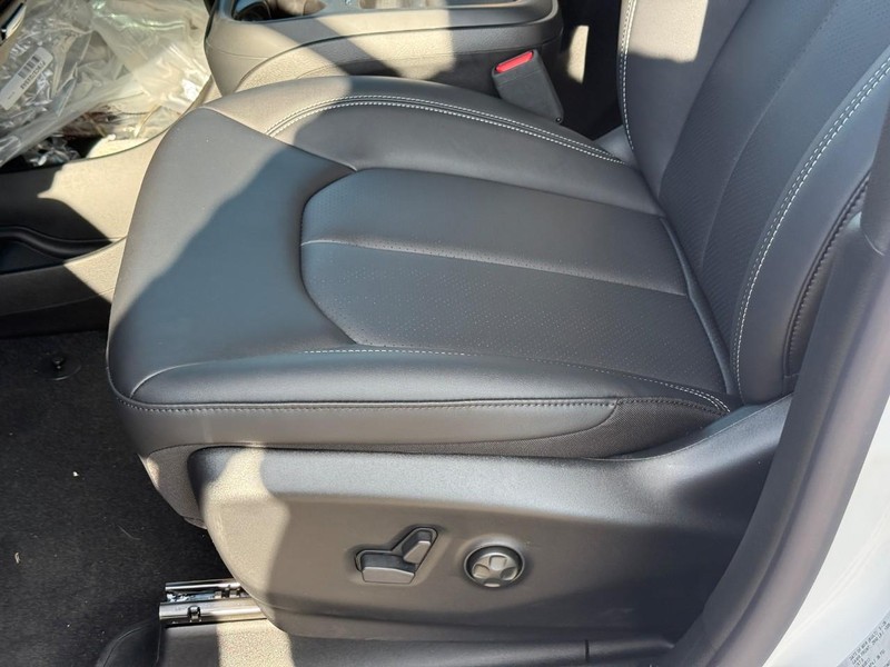 Chrysler Pacifica Vehicle Full-screen Gallery Image 13